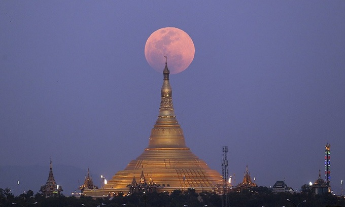 Siêu trăng, trăng máu, trăng xanh hội tụ chiếu sáng bầu trời thế giới